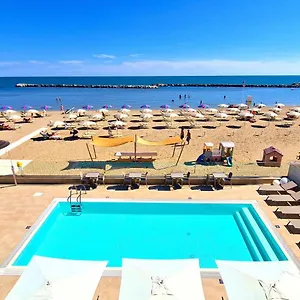 & Me Hotel